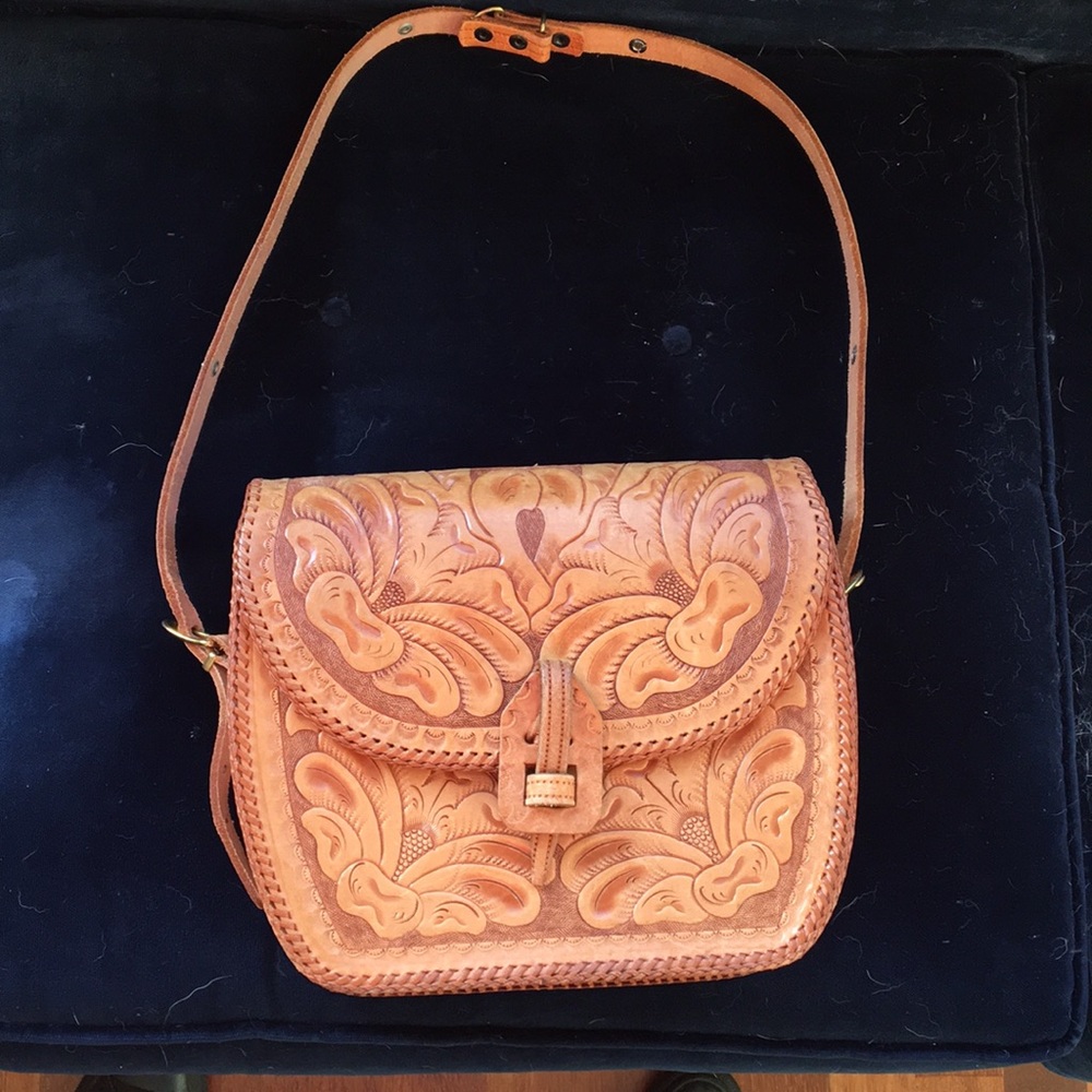 Beautiful Vintage Tooled Leather Purse